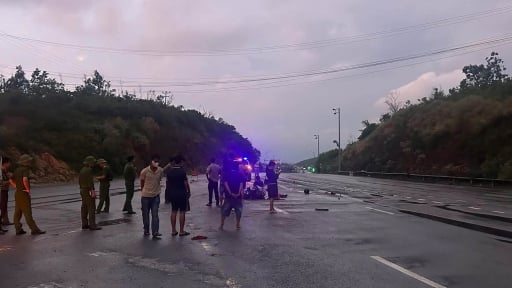 Hai người nghi trộm ch&oacute; trong đ&ecirc;m, tử vong sau va chạm với xe kh&aacute;ch