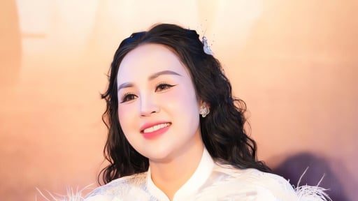 Nữ Tiến sĩ h&aacute;t những bản t&igrave;nh ca bất hủ của Nga để kể c&acirc;u chuyện cuộc đời