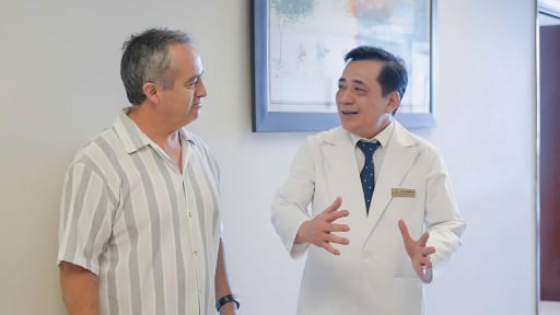 Vượt nửa v&ograve;ng Tr&aacute;i Đất, bệnh nh&acirc;n ung thư người Australia chọn Việt Nam để điều trị
