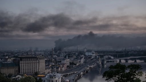 Cuộc oanh tạc bằng t&ecirc;n lửa v&agrave; m&aacute;y bay kh&ocirc;ng người l&aacute;i của Nga v&agrave;o Kiev khiến nhiều người thiệt mạng v&agrave; bị thương