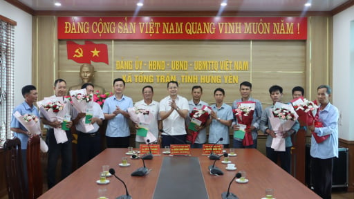 Gặp mặt, tri &acirc;n đảng vi&ecirc;n th&ocirc;i kh&ocirc;ng tham gia cấp ủy chi bộ, nghỉ c&ocirc;ng t&aacute;c ở th&ocirc;n tại x&atilde; Tống Tr&acirc;n, tỉnh Hưng Y&ecirc;n