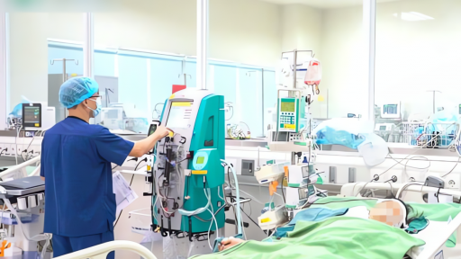B&eacute; 6 tuổi đuối nước trong bể bơi, b&aacute;c sĩ khẩn thiết y&ecirc;u cầu kh&ocirc;ng bế v&aacute;c, dốc ngược khi trẻ đuối nước