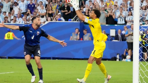 Thủ m&ocirc;n Vozinha: 7 pha cứu thua, 4 lần từ chối Messi