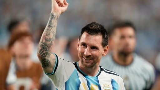 Mọi đường b&oacute;ng đều hướng về Messi