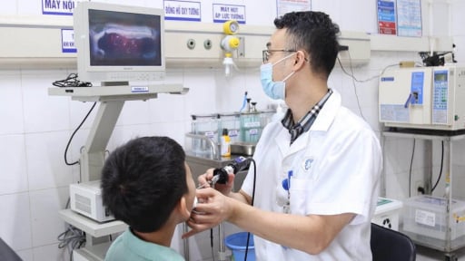 &Aacute;p xe thực quản v&igrave; chữa h&oacute;c xương c&aacute; bằng mẹo d&acirc;n gian, chậm trễ đi viện