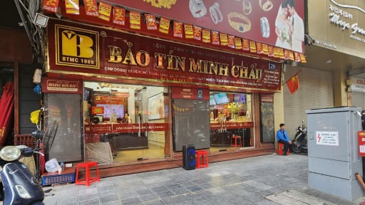 Gi&aacute; v&agrave;ng h&ocirc;m nay mới nhất (4/7) diễn biến lạ: Cửa h&agrave;ng 'vắng như ch&ugrave;a B&agrave; Đanh' nhưng vẫn b&aacute;n cầm chừng