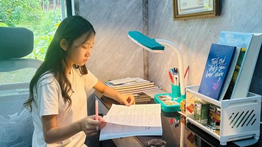 Nữ sinh lớn l&ecirc;n c&ugrave;ng b&agrave; ngoại vượt hơn 19.000 th&iacute; sinh, trở th&agrave;nh Thủ khoa tốt nghiệp THPT tỉnh L&agrave;o Cai