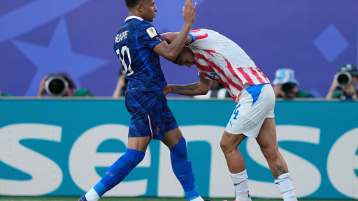 Cầu thủ Paraguay tho&aacute;t thẻ đỏ kh&oacute; tin sau pha &ldquo;chơi xấu&rdquo; với Mbappe