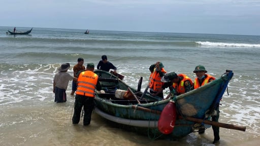 Đ&agrave; Nẵng: T&agrave;u lạ t&ocirc;ng ch&igrave;m ghe giữa đ&ecirc;m, ngư d&acirc;n c&acirc;m điếc tự bơi v&agrave;o bờ tho&aacute;t nạn