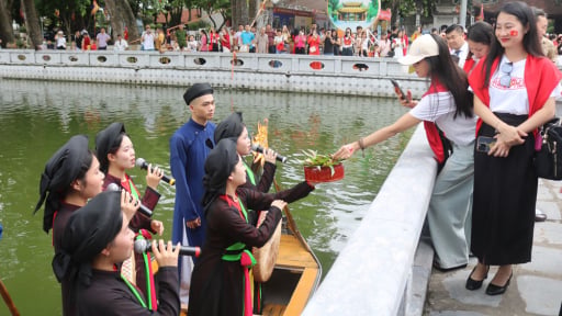 Một CLB quan họ Bắc Ninh suốt 30 năm 'vang, rền, nền, nảy' ở đền Đ&ocirc;, du kh&aacute;ch nước ngo&agrave;i v&agrave;o l&agrave;ng nghe m&ecirc; t&iacute;t