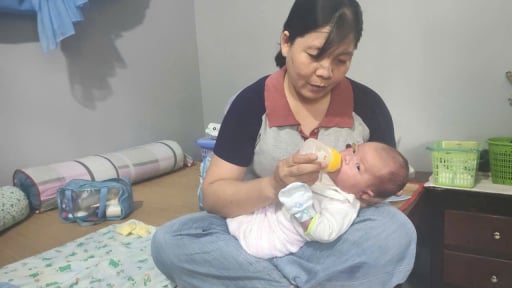 B&eacute; trai nặng 3,9 kg ở C&agrave; Mau bị bỏ rơi trước cổng nh&agrave; d&acirc;n