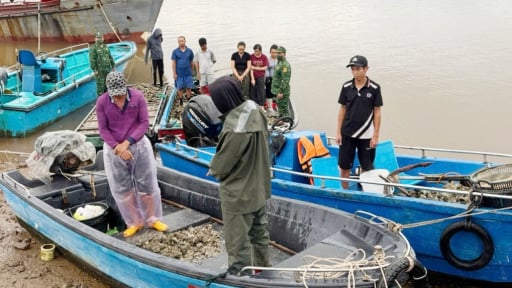 Bắt quả tang nh&oacute;m đối tượng &ldquo;h&ocirc;i&rdquo; h&agrave;u sau b&atilde;o số 1 ở Quảng Ninh