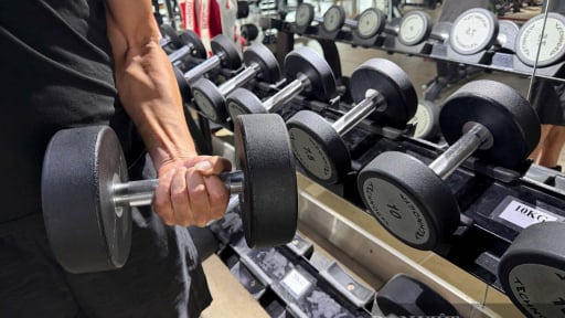 Người đ&agrave;n &ocirc;ng 31 tuổi phải nhập viện cấp cứu, su&yacute;t tổn thương thận v&igrave; tập gym qu&aacute; sức