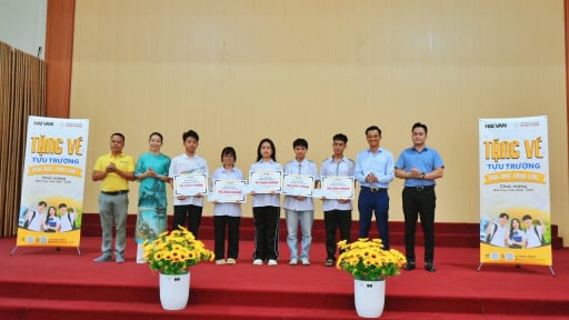Trao tặng g&oacute;i bảo trợ đi xe miễn ph&iacute; 4 năm đại học cho Thủ khoa to&agrave;n quốc v&agrave; học sinh kh&oacute; khăn ở Điện Bi&ecirc;n
