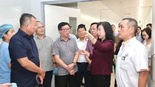 Bộ trưởng Bộ Y tế thị s&aacute;t Bệnh viện Hữu nghị Việt Đức cơ sở Ninh B&igrave;nh trước ng&agrave;y ch&iacute;nh thức đi v&agrave;o hoạt động 