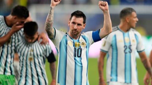 Argentina, Messi rơi nước mắt v&agrave; lời nguyền của sự an to&agrave;n