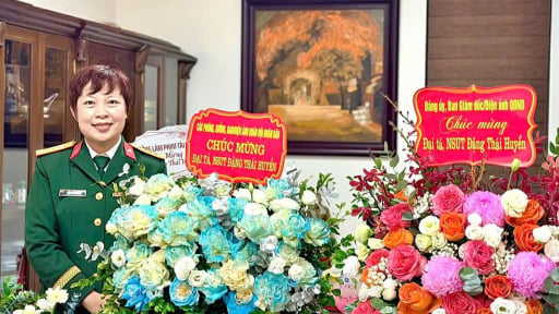 Đạo diễn phim &ldquo;Mưa đỏ&rdquo; Đặng Th&aacute;i Huyền được thăng qu&acirc;n h&agrave;m Đại t&aacute;