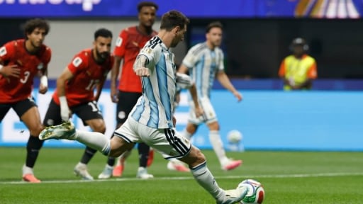 Lionel Messi từ tội đồ h&oacute;a người h&ugrave;ng, Argentina ngược d&ograve;ng kh&ocirc;ng tưởng trước Ai Cập 