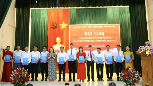 X&atilde; A S&agrave;o, tỉnh Hưng Y&ecirc;n (địa phận Th&aacute;i B&igrave;nh cũ) s&aacute;p nhập th&agrave;nh c&ocirc;ng, trao quyết định chỉ định c&aacute;c Trưởng th&ocirc;n l&acirc;m thời