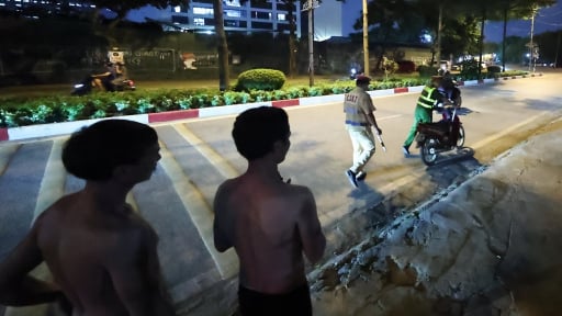 Uống bia do chủ nh&agrave; mời, 2 thợ x&acirc;y cởi trần điều khiển xe m&aacute;y, vi phạm nồng độ cồn