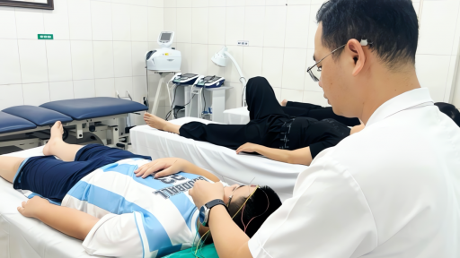 Trẻ bỗng liệt mặt, m&eacute;o miệng, kh&ocirc;ng nhắm được mắt, b&aacute;c sĩ cảnh b&aacute;o nguy hiểm
