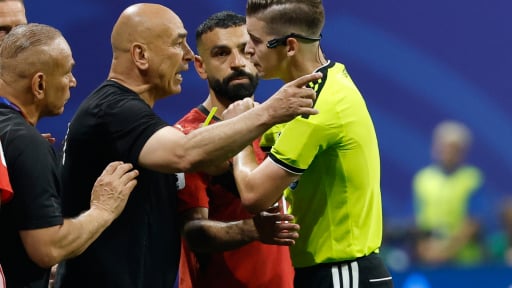 VAR đ&atilde; thi&ecirc;n vị, tước chiến thắng của Ai Cập trước Argentina?