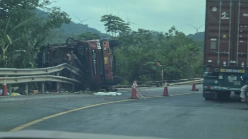 Xe tải lao v&agrave;o hộ lan tr&ecirc;n Quốc lộ 9 ở Quảng Trị, 3 người tử vong thương t&acirc;m