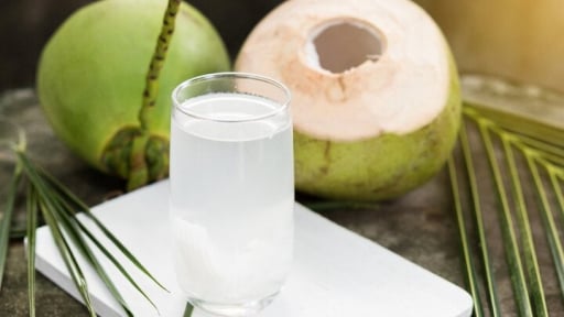 V&igrave; sao phụ nữ n&ecirc;n uống nước dừa?