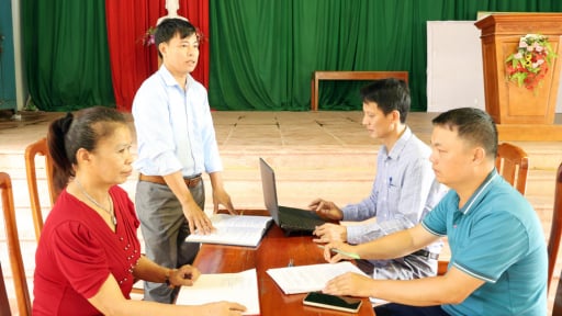 C&aacute;n bộ biệt ph&aacute;i về th&ocirc;n n&agrave;y ở Bắc Ninh trao đổi về c&aacute;c nhiệm vụ quan trọng sau sắp xếp, s&aacute;p nhập th&agrave;nh c&ocirc;ng