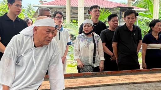 Nghệ sĩ Nh&acirc;n d&acirc;n Tạ Minh T&acirc;m ngồi b&ecirc;n huyệt mộ của vợ, nghẹn ng&agrave;o n&oacute;i một lời khiến bao người bật kh&oacute;c 