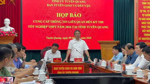 Trực tiếp họp b&aacute;o điểm thi m&ocirc;n To&aacute;n ở Tuy&ecirc;n Quang: Gi&aacute;o vi&ecirc;n To&aacute;n đ&atilde; v&agrave;o ph&ograve;ng thi hướng dẫn th&iacute; sinh