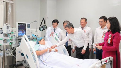 Bệnh viện Hữu nghị Việt Đức cơ sở Ninh B&igrave;nh ng&agrave;y đầu mở cửa: H&agrave;ng trăm người đổ về kh&aacute;m, ph&ograve;ng mổ s&aacute;ng đ&egrave;n