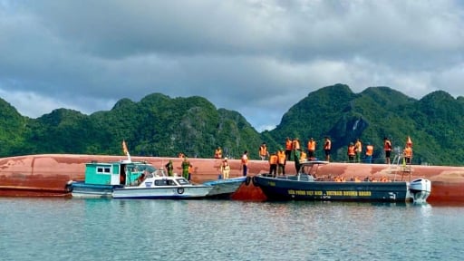 Lật t&agrave;u tại đặc khu V&acirc;n Đồn (Quảng Ninh), cứu sống được 3 người
