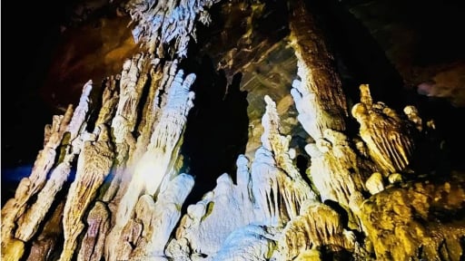 Một hang đ&aacute; v&ocirc;i kỳ vĩ mang t&ecirc;n hang Cặp Đớp ở Thanh H&oacute;a đẹp lung linh thế n&agrave;y đ&acirc;y