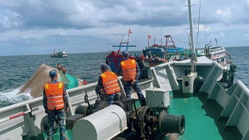 T&agrave;u 797 cứu nạn th&agrave;nh c&ocirc;ng 10 ngư d&acirc;n gặp nạn tr&ecirc;n Vịnh Bắc Bộ