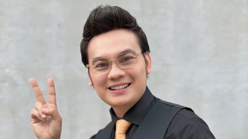 Nghệ sĩ Ưu t&uacute; Kim Tiểu Long v&agrave; con g&aacute;i NSƯT Vũ Linh ph&aacute;t gạo cho b&agrave; con ngh&egrave;o