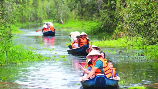 V&igrave; sao người ta cứ th&iacute;ch v&ocirc; c&aacute;i l&agrave;ng đặc biệt n&agrave;y ở Long An, nay l&agrave; tỉnh T&acirc;y Ninh, muốn v&agrave;o phải khua m&aacute;i ch&egrave;o o&agrave;m oạp?