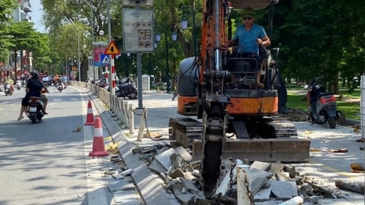 L&atilde;nh đạo Sở X&acirc;y dựng H&agrave; Nội l&yacute; giải t&igrave;nh trạng nhiều vỉa h&egrave; mới l&agrave;m đ&atilde; phải &ldquo;đ&agrave;o l&ecirc;n lấp lại&rdquo;
