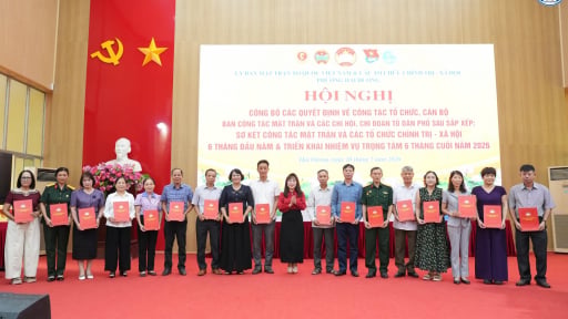 Mới nhất ở Hải Ph&ograve;ng, phường Hải Dương trao c&aacute;c quyết định, c&ocirc;ng nhận nh&acirc;n sự quan trọng n&agrave;y sau s&aacute;p nhập th&agrave;nh c&ocirc;ng