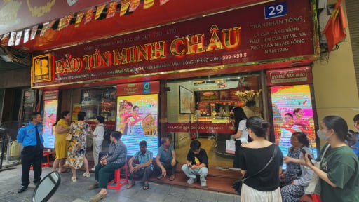 Gi&aacute; v&agrave;ng h&ocirc;m nay mới nhất (11/7) gần 150 triệu đồng/lượng: Người mua bất ngờ xếp h&agrave;ng tại một nh&agrave; v&agrave;ng