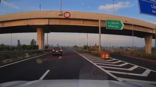 T&agrave;i xế l&ugrave;i xe tại trạm thu ph&iacute; tr&ecirc;n cao tốc để xử l&yacute; sự cố, c&oacute; bị phạt nguội kh&ocirc;ng?