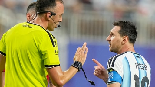Th&ocirc;ng điệp của Messi gửi trọng t&agrave;i người Bồ Đ&agrave;o Nha: &ldquo;Đừng thiếu t&ocirc;n trọng t&ocirc;i'