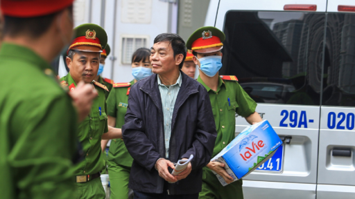 Cựu Ph&oacute; chủ tịch tỉnh v&agrave; cựu Gi&aacute;m đốc Sở C&ocirc;ng Thương L&agrave;o Cai nhận tiền để cấp ph&eacute;p xuất khẩu quặng sắt sang Trung Quốc