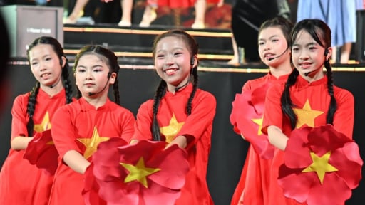 To&agrave;n cảnh Gala nghệ thuật đặc biệt 'Tổ quốc b&igrave;nh y&ecirc;n' b&ecirc;n bờ hồ Ho&agrave;n Kiếm