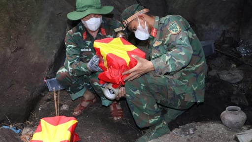 T&igrave;m thấy 5 h&agrave;i cốt liệt sĩ trong Hang Đ&aacute; Sập, Đ&agrave; Nẵng sau nhiều năm t&igrave;m kiếm