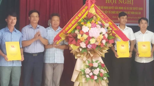 S&aacute;p nhập th&ocirc;n mới nhất ở Thanh H&oacute;a, x&atilde; Định H&ograve;a trao quyết định, giao nhiệm trực tiếp cho c&aacute;c tổ chức, c&aacute; nh&acirc;n