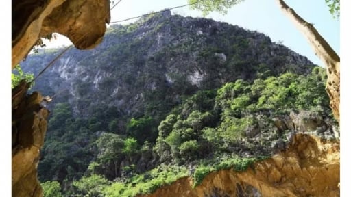 Trong một c&aacute;i hang đ&aacute; v&ocirc;i ở Ninh B&igrave;nh (địa phận H&agrave; Nam cũ) đ&agrave;o khảo cổ ph&aacute;t lộ c&aacute;c hiện vật cổ độc lạ thế n&agrave;y đ&acirc;y