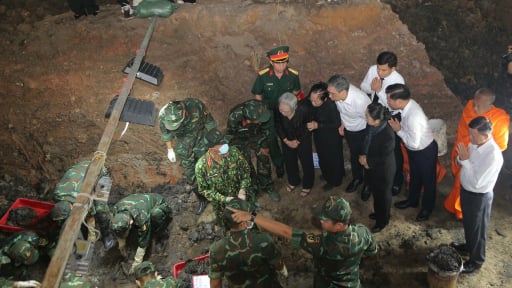 &Ocirc;ng Nguyễn Phước Lộc cảm động khi c&aacute;c chiến sĩ ng&agrave;y đ&ecirc;m t&igrave;m kiếm h&agrave;i cốt liệt sĩ ở c&ocirc;ng vi&ecirc;n L&ecirc; Thị Ri&ecirc;ng