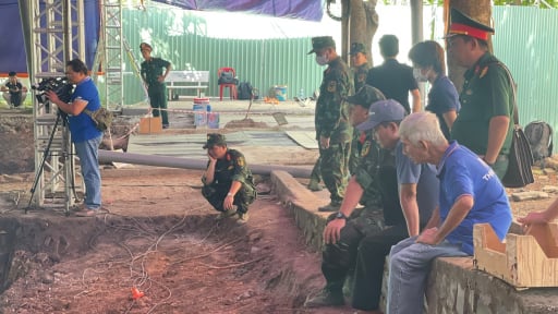 Nh&acirc;n chứng ở c&ocirc;ng vi&ecirc;n L&ecirc; Thị Ri&ecirc;ng: Ngủ tại nh&agrave; vệ sinh, nghỉ b&aacute;n v&eacute; số chờ từng h&agrave;i cốt liệt sĩ