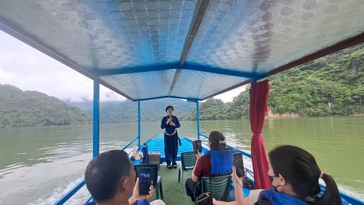 Người d&acirc;n 'ốc đảo' hồ Ba Bể ở Bắc Kạn, nay l&agrave; tỉnh Th&aacute;i Nguy&ecirc;n đổi đời nhờ l&agrave;m du lịch gắn với đặc sản c&aacute; s&ocirc;ng